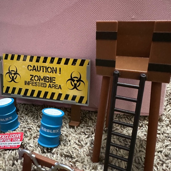 ROBLOX Zombie Toy Set - Picture 7 of 9